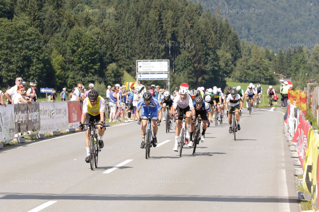 1003_20230817_Bewerb_Maenner_Muehlanger | AUT - OESTERREICH, 2023-08-16: SPORT RENNRAD-FAHREN - 55. INTERNATIONALER RADWELTPOKAL IN ST. JOHANN IN TIROL  - Vintage-Radrennen mit WM-Bronze-Medaillen-Siegerin Christina Schweinberger, den Teilnehmer und Alexander Baumann (vom Orginastions-Team) - TAG 2 BEWERB MAENNER IN SECHS GRUPPEN  ; Foto: Roland Muehlanger