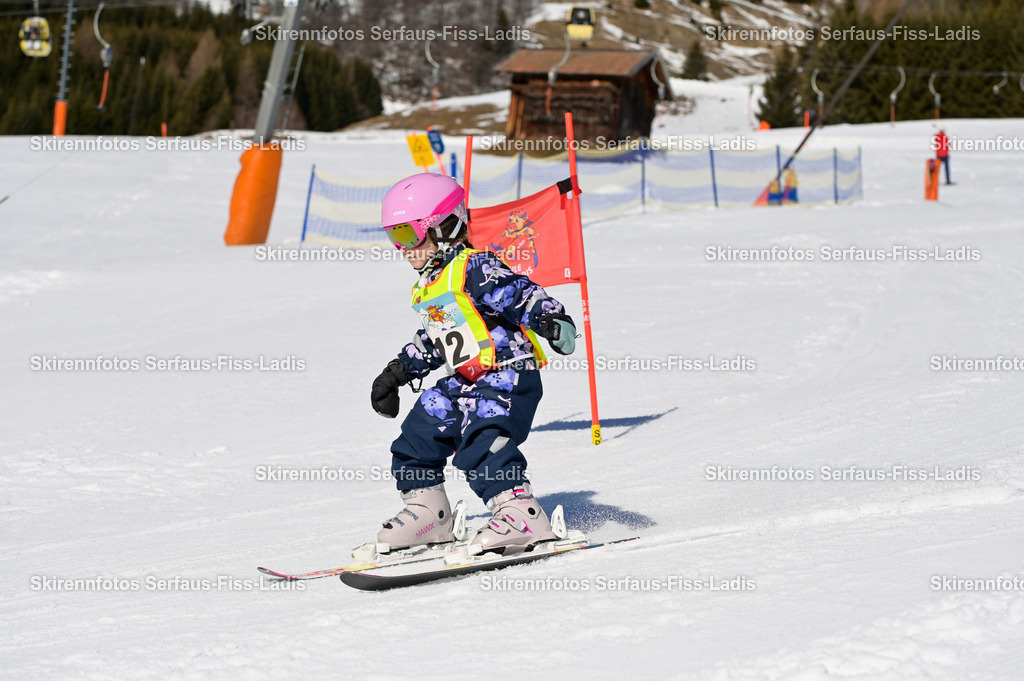 SRF_27.02.2026_463 | Skirennfotos,Serfaus,Fiss,Ladis,Kinderskirennen,Winter,Tirol,Oberland,skirace,SFL,feelfree,weil wir's genießen,ski,Ski,skifahren,Sonnenplateau, - Realisiert mit Pictrs.com