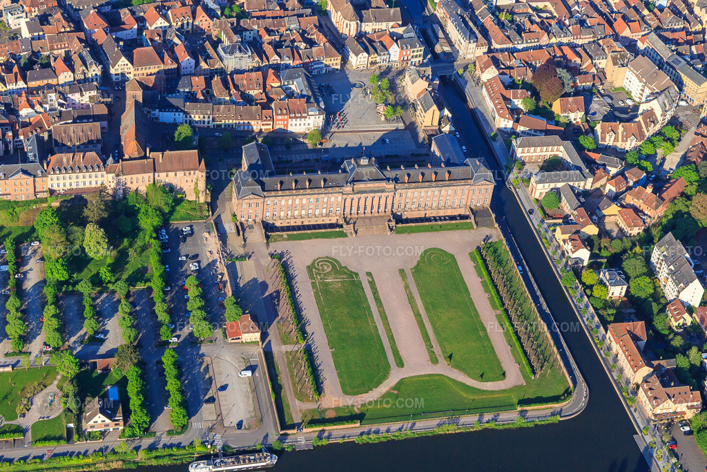 Aerial view: Château des Rohan Palace and Park in Saverne in the state Bas-Rhin, France. – Photo: IMG_145983.jpg taken on 05/01/2025 by Werner Riehm/FLY-FOTO.com – Resolution of the original: 5472 x 3648 px – Culture & patrimoine | Office de Tourisme du Pays de Saverne