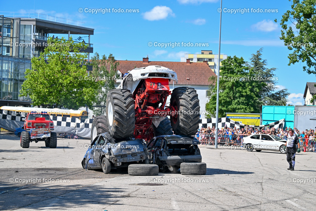 Linz_ Autostunt_ Monstertruck_ Show_ 20.05.2024-41 | 20.05.2024, Linz, AUT, Stuntshow, im Bild Linz, Autostunt, Monstertruck, Show, Schrottauto, Stuntman, Motor, Artistik, Ueberschlag, Feuershow, Zuschauer