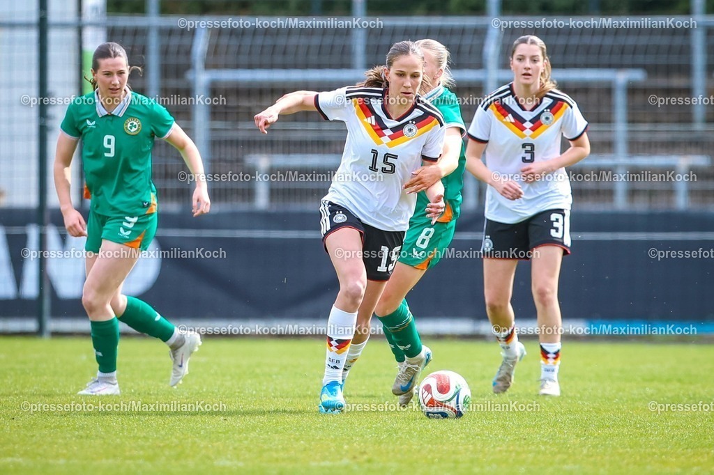 xKWIx10042601010 | 2026.04.10, xkwix, Fußball, UEFA Women's UNDER 19 Championship qualification, Republic of Ireland - Germany, Uhlenkrugstadion, Runde 2 1.Spieltag, Saison 2025 / 2026: Maj Schneider (Deutschland U19 Frauen #15) im Zweikampf gegen Maeve Wollmer (Irland U19 Frauen #8) DFB regulations prohibit any use of photographs as image sequences and or quasi-video. Photo: xKamilxWilkowskixPressefotoKochx