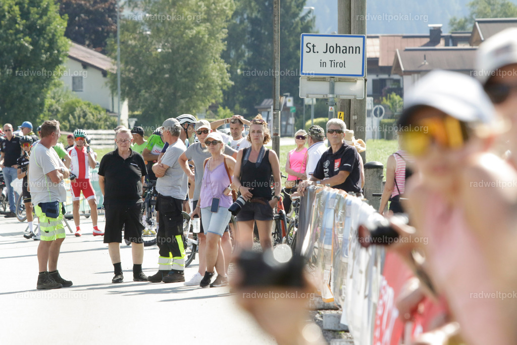 1119_20230817_Bewerb_Maenner_Muehlanger | AUT - OESTERREICH, 2023-08-16: SPORT RENNRAD-FAHREN - 55. INTERNATIONALER RADWELTPOKAL IN ST. JOHANN IN TIROL  - Vintage-Radrennen mit WM-Bronze-Medaillen-Siegerin Christina Schweinberger, den Teilnehmer und Alexander Baumann (vom Orginastions-Team) - TAG 2 BEWERB MAENNER IN SECHS GRUPPEN  ; Foto: Roland Muehlanger