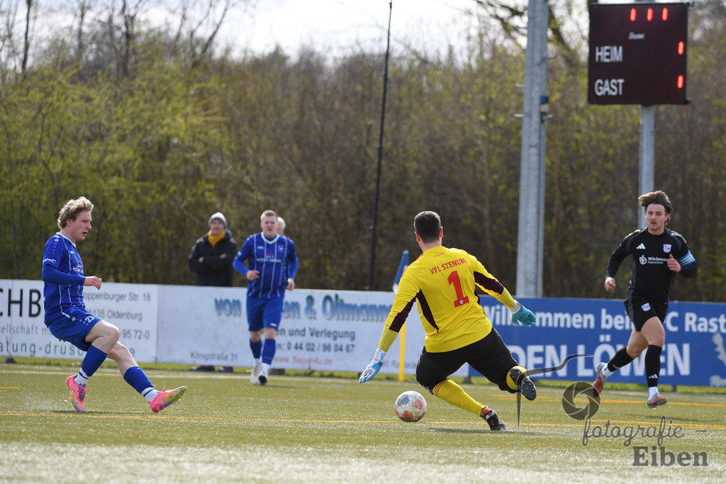 FC Rastede-VFl Stenum | Herren Bezirksliga 2; FC Rastede (blau)-VFL Stenum (schwarz) am 29.03.2026 in Rastede (Sportanlage Köttersweg), Photo: Philip Eiben 2026 - Realisiert mit Pictrs.com