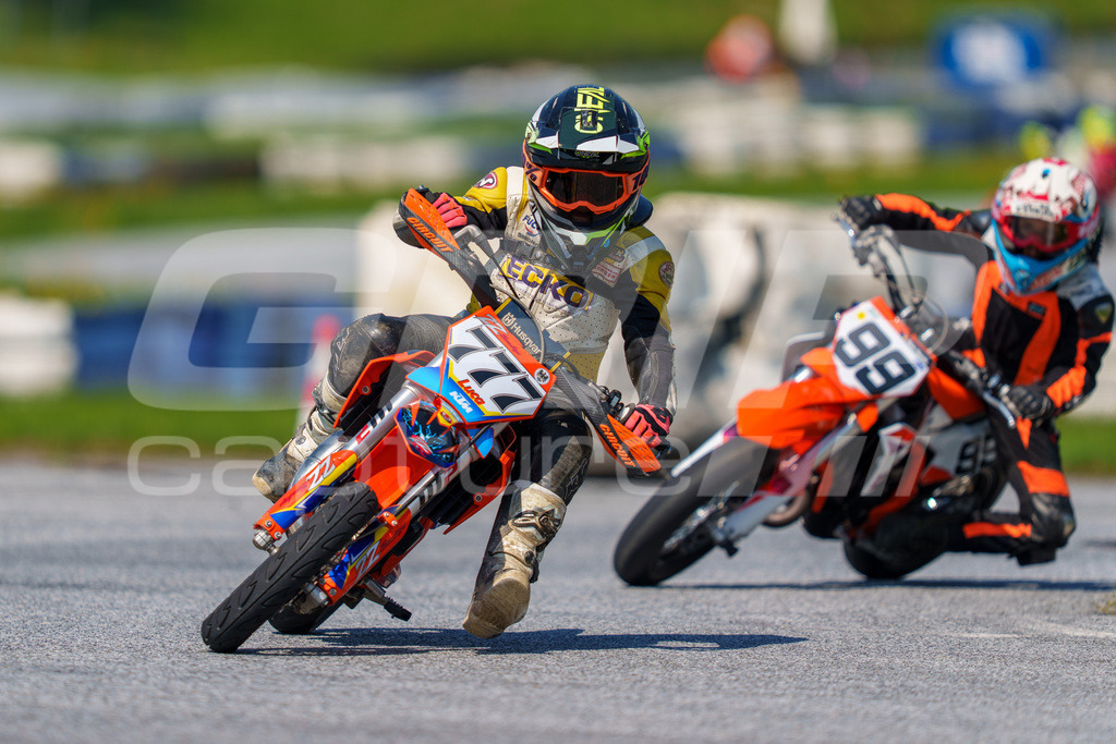 G-Cup + Supermoto Staatsmeisterschaft + Hungarian Supermoto Championship | GRIPcapture steht für authentische Sportfotografie in Österreich – für Momente, die mehr sind als Geschwindigkeit oder Ergebnis. Es geht um Emotion, Spannung, Fokus und den Augenblick, der oft nur einen Wimpernschlag dauert.Ob Motorsport, Teamsport oder 