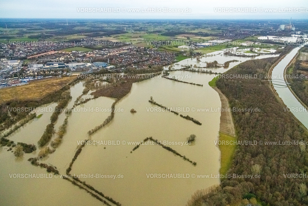 Bergkamen231204813Lippe | Luftbild vom Hochwasser der Lippe, Weihnachtshochwasser 2023, Fluss Lippe tritt nach starken Regenfällen über die Ufer, Überschwemmungsgebiet NSG Lippeaue von Stockum bis Werne, Silberweiden-Auenwald in der Mittlake Landschaftsschutzgebiet, Bäume und Strommasten im Wasser, Rünthe, Bergkamen, Ruhrgebiet, Nordrhein-Westfalen, Deutschland