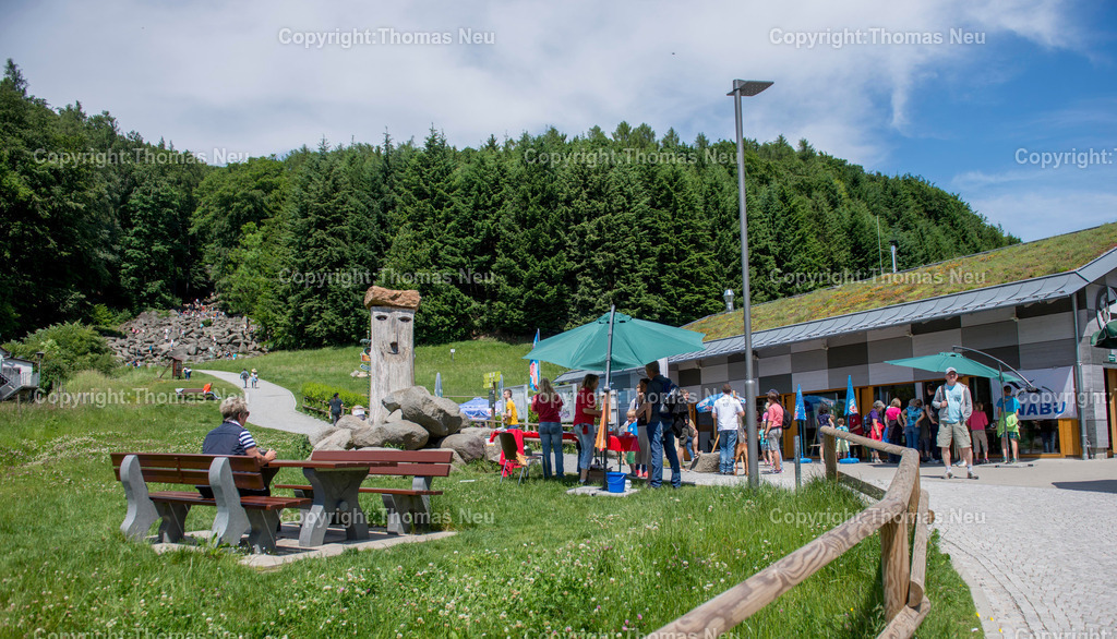 Felsenmeerinformationszentrum_felsenmeer-odenwald-granitbloecke-reichenbach-lautertal_Touristenattraktion_Fotografie-Thomas-Neu-5 | Das Felsenmeer in Reichenbach (Lautertal) im Odenwald ist eine der beliebtesten Touristenattraktionen in ganz Hessen. Schon in der Römerzeit wurden hier Steine behauen, die Reste des römischen Steinbruchs sind noch zu sehen, besonders die Riesensäule ist eine Attraktion, im Felsenmeerinformationszentrum wird über die Geologie des Felsenmeeres informiert und in Modellen der Steinabbau in der Römerzeit gezeigt,beim 15jährigen Jubiläum waren Alphornbläser vor Ort,
