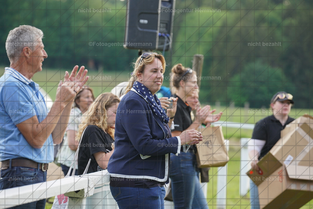 20240519-FAH06757 | Professionelle Turnier- und Reitsportfotografie - mit dem Finger am Auslöser. Pferdebilder aus dem Reitsport von den Turnierfotografen  Bayern , Pferdefotograf Bayern, Pferdeshooting Turnierbilder, Hochzeitsfotograf, Eventfotograf, Hochzeitsbilder