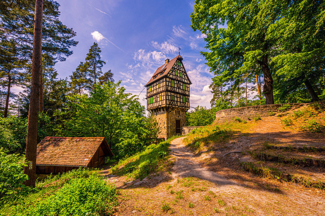 2023-05-29_14-01-36_680 | Der Herzogstuhl auf der Jagdanlage Rieseneck bei Sonnenschein im Sommer, Kleineutersdorf, Thüringen, Deutschland - Realisiert mit Pictrs.com