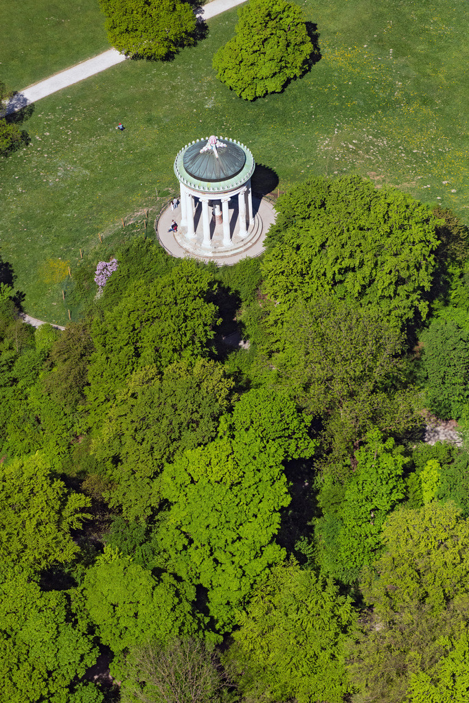 dr__0063717.jpg | MüNCHEN 29.04.2025 Tourismus- Attraktion und Sehenswürdigkeit des Tempel " Monopterus " im Englischen Garten im Ortsteil Altstadt in München im Bundesland Bayern, Deutschland. // Tourist attraction and sight of the temple "Monopterus" in the English Garden in the Altstadt district of Munich in the federal state of Bavaria, Germany. Foto: Daniel Reiter