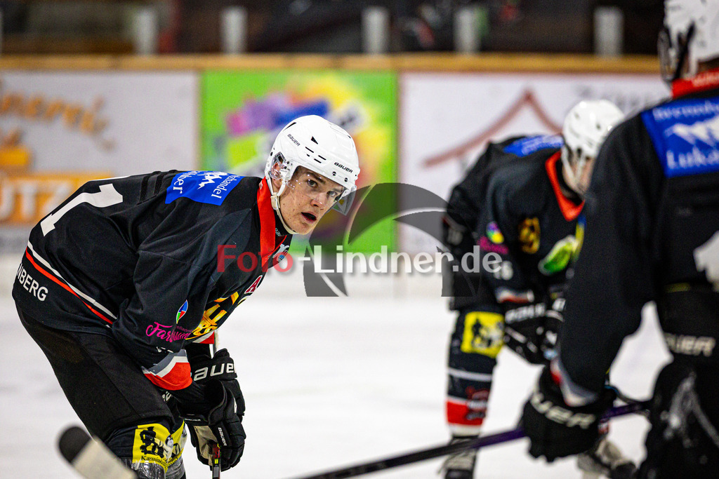 TSV Peißenberg MINERS gegen ESC Kempten SHARKS | Eishockey Bayernliga U20 2024/25, TSV Peißenberg MINERS gegen ESC Kempten SHARKS, 20250307,Nepomuk Rieger (MINERS) am Bully,2025-03-07 in Peißenberg (Eisstadion Peißenberg)Nepomuk Rieger (MINERS)Copyright: WolfgangxLindner foto-lindner.de
