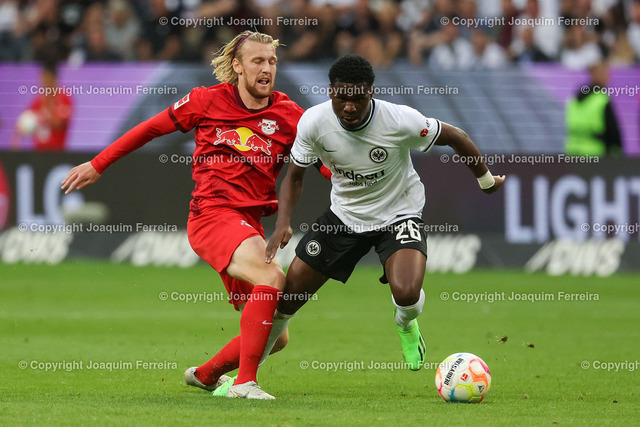 sgevsrblei_2793 | 03.09.2022 xjfx  Fussball 1.Bundesliga Eintracht Frankfurt - RB Leibzig emspor,  v.l.,Emil Forsberg (RB Leibzig), Eric Junior Dina Ebimbe (Eintracht Frankfurt), Zweikampf, Action, Aktion, Battles for the Ball  




(DFL/DFB REGULATIONS PROHIBIT ANY USE OF PHOTOGRAPHS as IMAGE SEQUENCES and/or QUASI-VIDEO) - Realisiert mit Pictrs.com