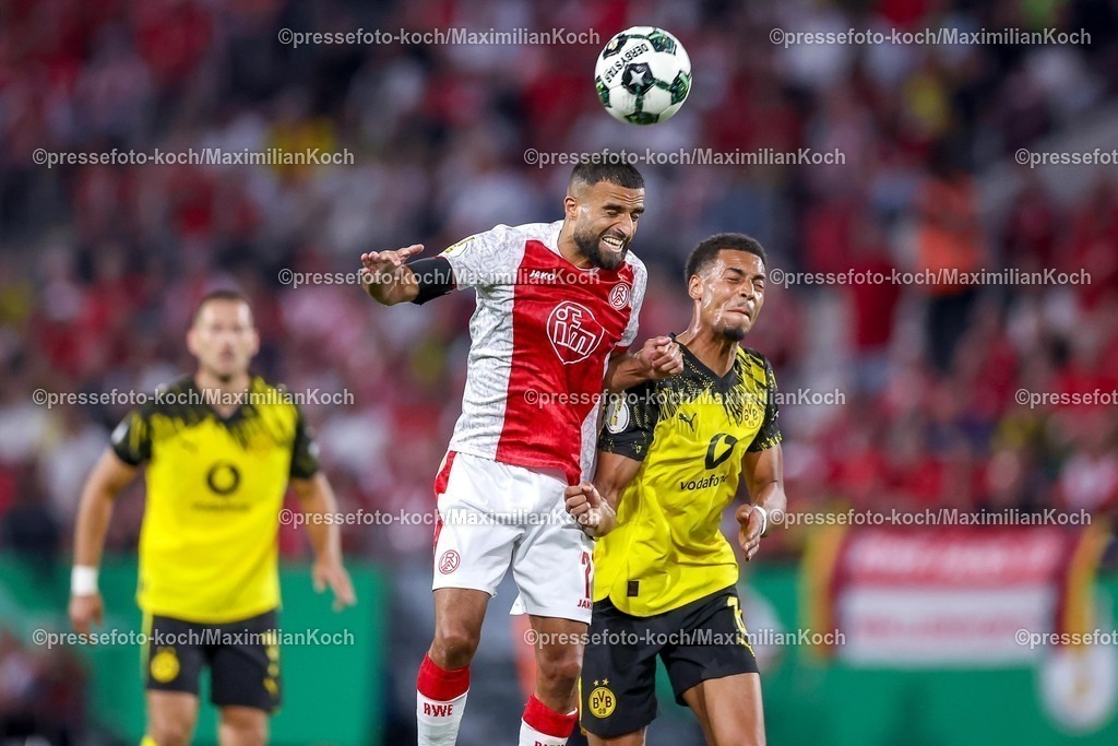 DFB18082501105 | 2025.08.18, Fußball, 1.Runde DFB-Pokal, Rot-Weiss Essen - Borussia Dortmund, Stadion Hafenstraße, Saison 2025 2026: Ramien Safi&nbsp;(Rot-Weiss Essen #07) im Zweikampf gegen  Felix Nmecha&nbsp;(BVB #08) Kopfball Kopfballduell  DFB regulations prohibit any use of photographs as image sequences and or quasi-video.