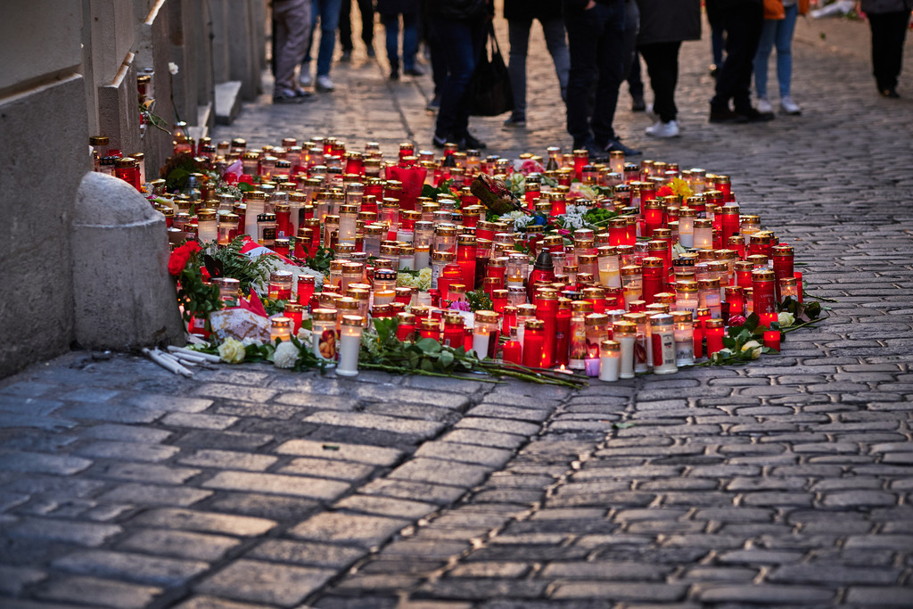 Kerzen und Blumen in der Gasse | Wien, Austria - November 06, 2020: Gedenken an den Terroranschlag vom 02.11.2020, Kerzen und Blumen in der Gasse. - Realisiert mit Pictrs.com