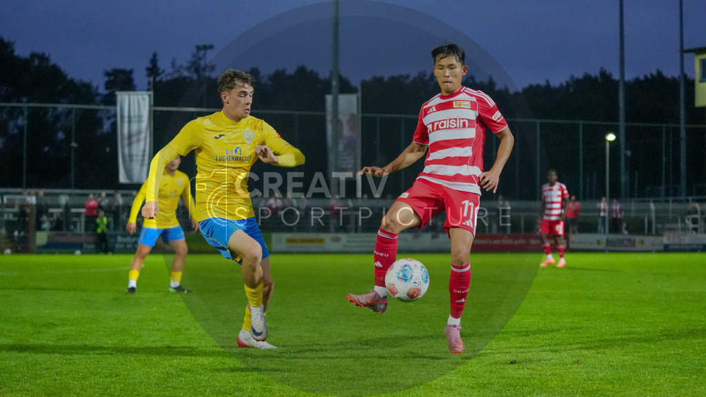 Fußball, Herren, Saison 2025/2026, Testspiel, Freundschaftsspiel, FSV 63 Luckenwalde vs. 1.FC Union Berlin, Mittwoch 08.10.2025, Werner-Seelenbinder-Stadion Luckenwalde, | Fußball, Herren, Saison 2025/2026, Testspiel, Freundschaftsspiel, FSV 63 Luckenwalde vs. 1.FC Union Berlin, Mittwoch 08.10.2025, Werner-Seelenbinder-Stadion Luckenwalde, Im Bild: Tim Maciejewski (l. Luckenwalde) und Wooyeong Jeong (r. Union) - Realisiert mit Pictrs.com