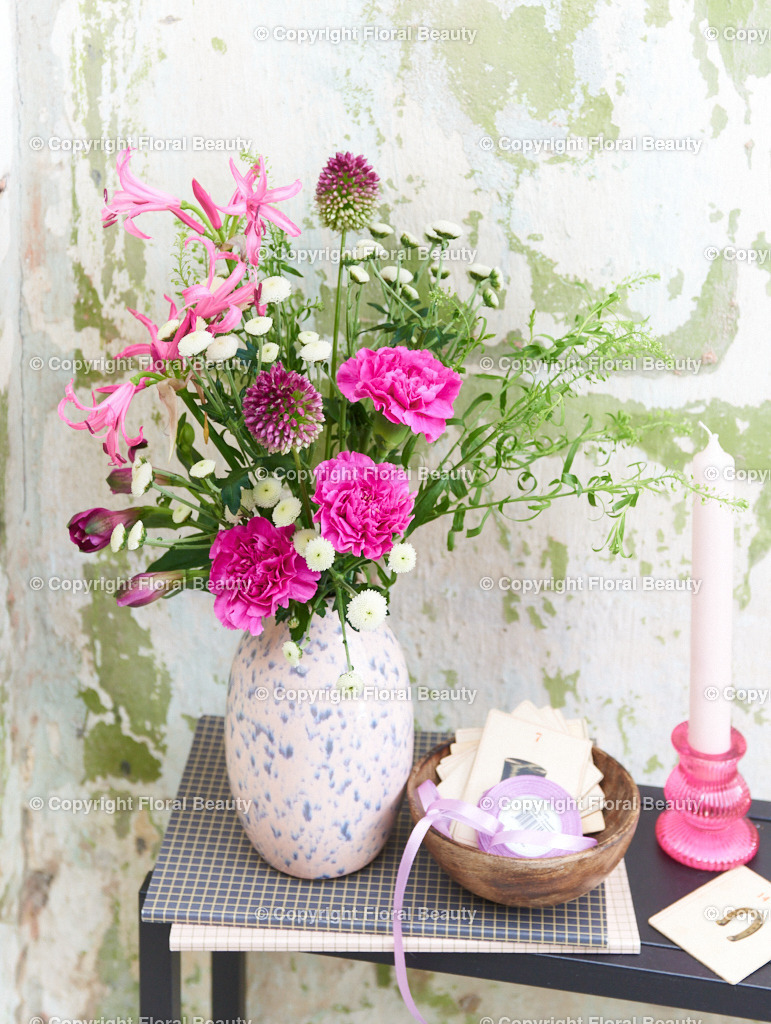 Pinker Blumenstrauß vor grün-weißer Wand | Pinker Blumenstrauß vor grün-weißer Wand in Vase mit blauen Tupfen - Realized with Pictrs.com