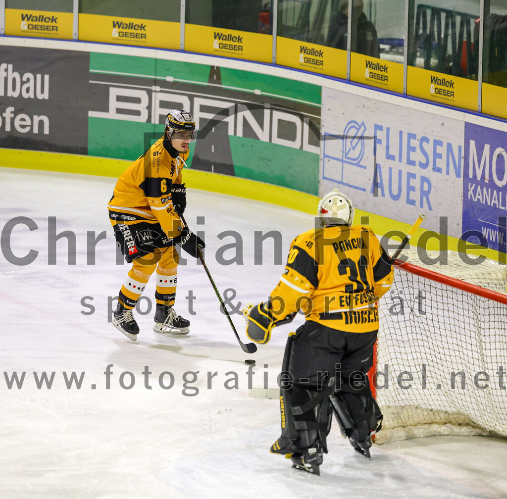 2026-02-27_054_TSV_Erding_gegen_EV_Fuessen | Erding, Deutschland, 27.02.2026:Eishockey, Oberliga Süd 2025 / 2026, 51. Spieltag, TSV Erding gegen EV Füssen, Endergebnis: 2:4Ondrej Zelenka (EV Füssen, #6), Torwart Timotej Pancur (EV Füssen, #30)Foto: Christian Riedel / fotografie-riedel.net