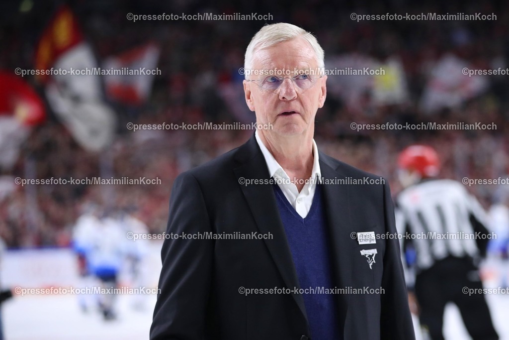KEC1404251144 | 14.04.2025, Eishockey, DEL Play-offs, Kölner Haie - ERC Ingolstadt, Halbfinale Spiel 6, Lanxess-Arena Köln: Trainer Kari Jalonen (Cheftrainer Kölner Haie) 