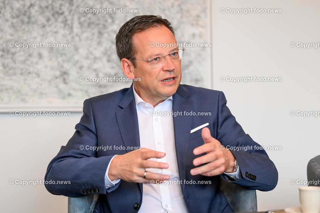 Klaus Kumpfmueller (Vorstandsvorsitzender der Hypo Oberoesterreich)_ 16.04.2024-15 | 16.04.2024, Linz, AUT, Hypo Oberoesterreich, Linz, im Bild Klaus Kumpfmueller (Vorstandsvorsitzender der Hypo Oberoesterreich)