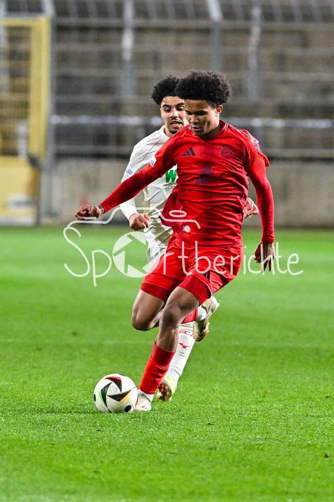 FC Bayern Amateure - FC Augsburg II | im Duell  Julien YANDA (FC Bayern München II #3) und Aiman DARDARI (FC Augsburg II 7) / Zweikampf / Regionalliga Bayern: FC Bayern Muenchen II - FC Augsburg II, Gruenwalder Stadion am 14.03.2025