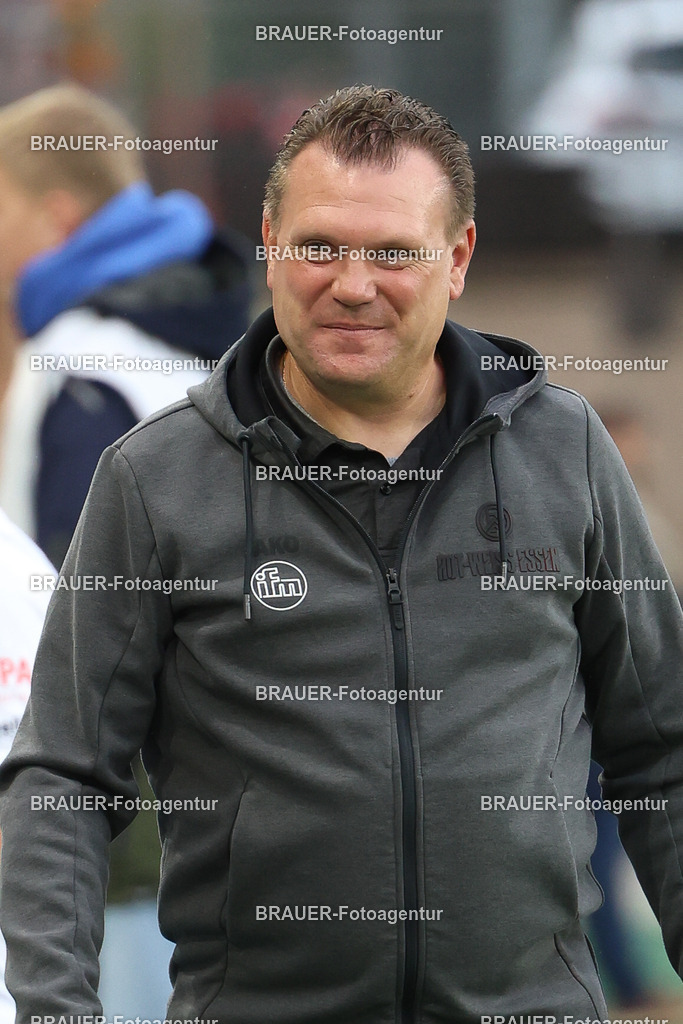 Rot-Weiss Essen - VFL Osnabrück | Essen, Deutschland, 17.09.2025 Uwe Koschinat (Rot-Weiss Essen) schaut während des 3.Liga Spiels zwischen  Rot-Weiss Essen und VFL Osnabrück am 17.09.2025 im Stadion an der Hafenstraße in Essen. (Foto von Timo Bluhmki-Schmidt/Brauer Fotoagentur