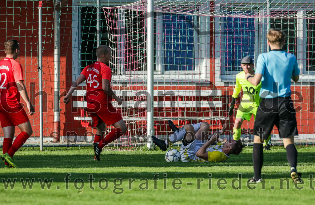 2023-08-18_060_SpVgg_Eichenkofen_gegen_FC_Langenpreising | Erding, Deutschland, 18.08.2023:
Fußball, A-Klasse 2023 / 2024, 3. Spieltag, SpVgg Eichenkofen gegen FC Langenpreising, Endergebnis: 0:2

Marcel Mundigl (SpVgg Eichenkofen, #45), Christoph Reithmeier (SpVgg Langenpreising, #7), Torwart Dennis Just (SpVgg Eichenkofen, #1), Schiedsrichter David Gasch

Foto: Christian Riedel / fotografie-riedel.net