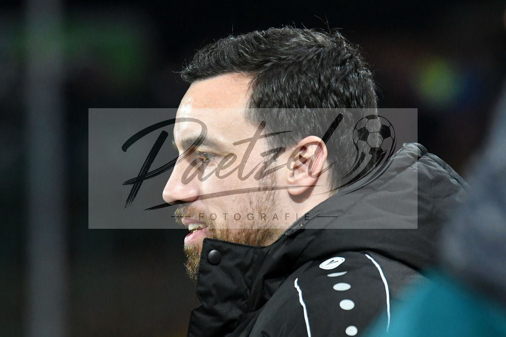 20200214_SCPFWK_0016 | Fussball, Herren: Geschaeftsfuehrer Sport Malte Metzelder (SC Preussen Muenster) schaut waehrend des Spiels der 3. Liga zwischen SC Preussen Muenster und FC Wuerzburger Kickers im Preussenstadion am 14.02.2020 in Muenster, Deutschland.DFB / DFL REGULATIONS PROHIBIT ANY USE OF PHOTOGRAPHS AS IMAGE SEQUENCES AND/OR QUASI-VIDEO. - Realisiert mit Pictrs.com