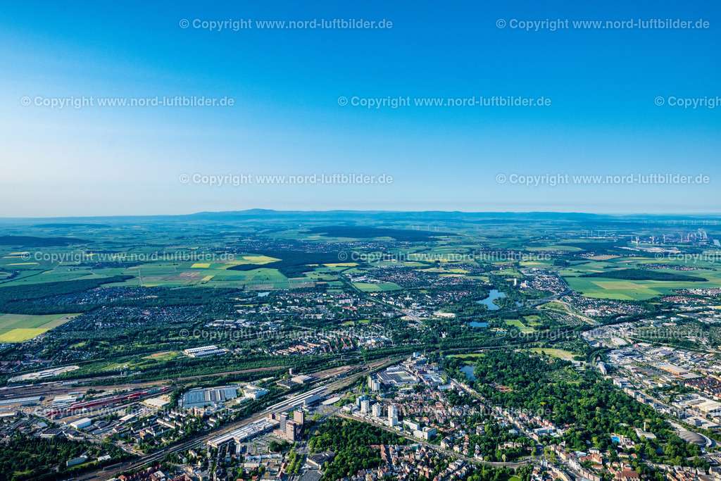 Braunschweig_Heidberg_Melverode_ELS_3958050623 | BRAUNSCHWEIG 05.06.2023 Gleisverlauf und Gebaude des Hauptbahnhofes der Deutschen Bahn am Willy-Brandt-Platz in Braunschweig im Bundesland Niedersachsen. Weiterführende Informationen bei: DB InfraGO AG,  DB Station & Service AG. // Track progress and building of the main station of the railway on place Willy-Brandt-Platz in Braunschweig in the state Lower Saxony. Further information at: DB InfraGO AG,  DB Station & Service AG. Foto: Martin Elsen
