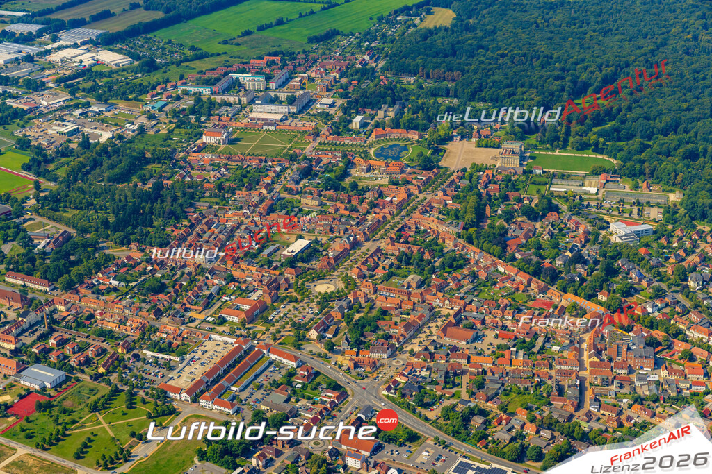 Stadt Ludwigslust von Oben- Die Luftaufnahme wurde 2025 vom UL-Flugzeug heraus erstellt ( keine Drohnenaufnahme ) - Hochauflösende Luftaufnahme - für Wandbilder und großformatige Ausdrucke geeignet. Das besondere Geschenk!Hier alle&nbsp;Infos zur Lizenzierung der LuftaufnahmeWir fliegen auch dieses Jahr wieder in Ihre Region um Luftbilder zu erstellen.- Luftbild anfragen