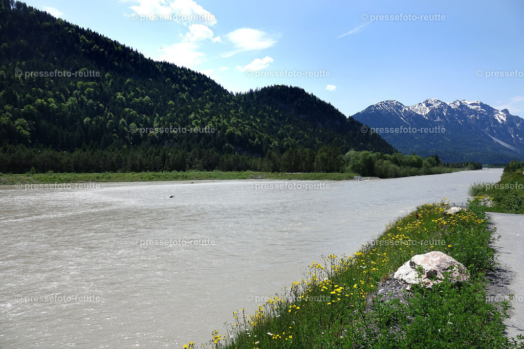 welltvi-Lech-bei-hoefen-Hochwasser-04062019-DSD01812 | Info aus dem Bezirk Reutte/Ausserfern Tirol sowie eine umfangreiche Bilddatenbank über die gesamte Region: Lechtal, Talkessel Reutte, Tannheimertal, Zwischentoren. Lech, Plansee, Zugspitze, Grenztunnel, B179, Fernpassstraße, Verkehr, Lawinen, Tradition, - Realisiert mit Pictrs.com