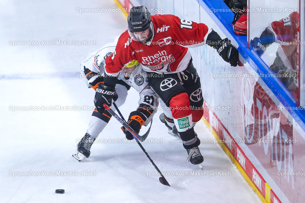 Koe16022401034 | 16.02.2024, Köln, Eishockey, Penny DEL, 46. Spieltag, Lanxess-Arena, Kölner Haie - Löwen Frankfurt: Jason Bast (Kölner Haie) behauptet sich gegen Cody Kunyk (Löwen Frankfurt)