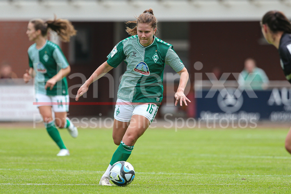 Fussball, Testspiel Frauen, Borussia Mönchengladbach - SV Werder Bremen | v.li.: Emilie Bernhardt (SV Werder Bremen, 16) am Ball, Einzelbild, Ganzkörper, Aktion, Action, Spielszene