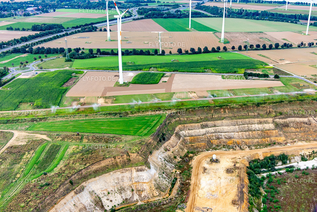 Wassersprüher am Zaun zur Staubmidlderung am Nordrand des Braunkohletagebau Garzweiler https://www.group.rwe/unser-portfolio-leistungen/betriebsstandorte-finden/tagebau-garzweiler | Luftbild: Wassersprüher am Zaun zur Staubmidlderung am Nordrand des Braunkohletagebau Garzweiler https://www.group.rwe/unser-portfolio-leistungen/betriebsstandorte-finden/tagebau-garzweiler im Ortsteil Wanlo in Mönchengladbach im Bundesland Nordrhein-Westfalen in Deutschland. Foto: IMG_143373.jpg vom 07.09.2024 durch ©2025 Werner Riehm fly-foto.de/copyright - Realisiert mit Pictrs.com