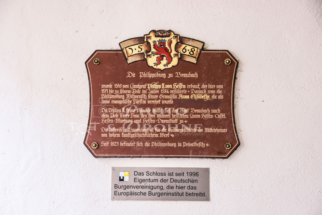 Braubach-1245 | Das Schloss Philippsburg befindet sich am südlichen Stadtrand von Braubach. Es wurde durch viele Umbauten stark verändert, so dass heute nur noch wenige Überreste der ursprünglichen Bausubstanz vorhanden sind. Seit 1999 dient es als Sitz des Europäischen Burgeninstituts. - Realisiert mit Pictrs.com