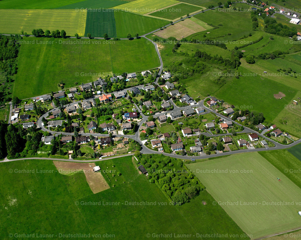 2615821 | WALLENROD 09.06.2006 Landwirtschaftliche Nutzflächen und Feldgrenzen  umsäumen das Siedlungsgebiet des Dorfes in Wallenrod im Bundesland Hessen, Deutschland // Agricultural land and field boundaries surround the settlement area of the village  in Wallenrod in the state Hesse, Germany Foto: Gerhard Launer