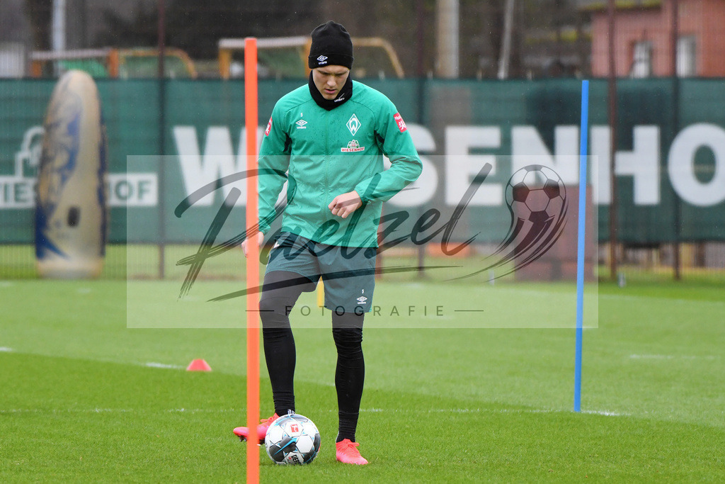 20200129_TRASVW_0060 | Fußball, Herren: Ludwig Augustinsson (SV Werder Bremen) in Aktion, am Ball, Einzelaktion beim Training des SV Werder Bremen am 29.01.2020 im wohninvest Weserstadion in Bremen, Deutschland.(Foto von Nico Paetzel) - Realisiert mit Pictrs.com