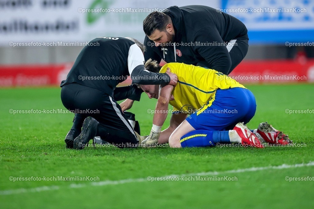 RWE04032601135 | 2026.03.04, Fußball, 3.Liga Herren, Rot-Weiss Essen -  SV Waldhof Mannheim, Stadion Hafenstraße, 27.Spieltag, Saison 2025 / 2026: Torwart Felix Wienand&nbsp;(Rot-Weiss Essen #35) kniet verletzt auf dem Spielfeld nach dem Zünden von Pyrotechnik im Gästeblock der Mannheimer. Ein Lauter Knall durch einen geworfenen Böller verletzt den Torwart und führt zu einer Spielunterbrechung. Wienand muss medizinisch durch den Arzt versorgt werden  DFB regulations prohibit any use of photographs as image sequences and or quasi-video.