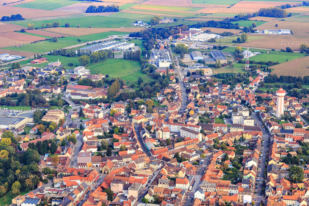 Luftbild: Rue Georges Clemenceau in Bischwiller im Bundesland Bas-Rhin in Frankreich. – Foto: IMG_074273.jpg vom 04.10.2014 durch Werner Riehm/FLY-FOTO.de – Auflösung des Originals: 5061 x 3374 px