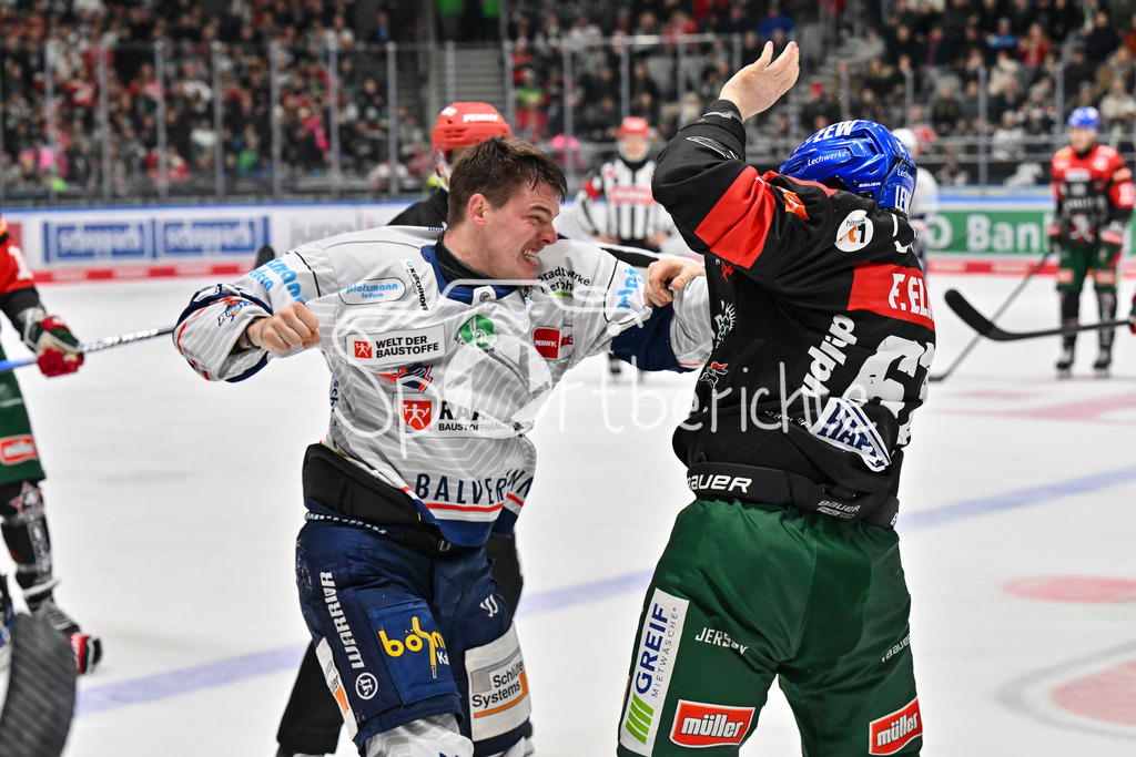 Augsburger Panther - Iserlohn Roosters | Kampf zwischen Johannes HUSS (Iserlohn Roosters 55) und Florian ELIAS (Augsburger Panther #67) / Faustkampf / fliegende Faeuste / Fight / DEL: Augsburger Panther - Iserlohn Roosters, Curt Frenzel Stadion am 17.11.2024
