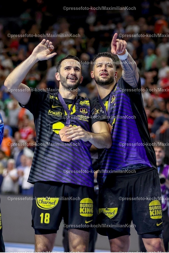 KoeEHF15062501061 | 15.06.2025, Handball, Spiel um Platz 3, TruckScout24 EHF FINAL4, LANXESS arena Köln, HBC Nantes - FC Barcelona: Abschlussjubel nach dem Sieg für Nantes. Die Mannschaft feiert den 3. Platz Romain Lagarde (HBC Nantes FRA #18) Nicolas Tournat (HBC Nantes FRA #11) 