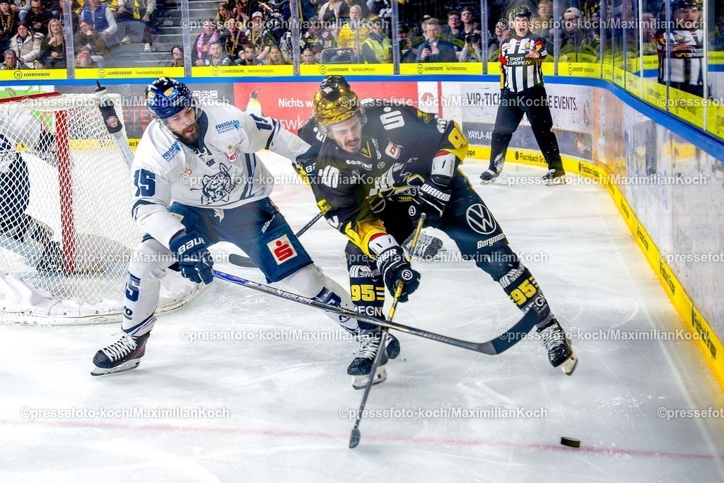 xkkux17042601023 | 17.04.2026, xkkux, Eishockey, DEL2 Finale, Krefeld Pinguine - Kassel Huskies, Herren, Saison 2025 / 2026, Yayla-Arena: Luca Münzenberger (EC Kassel Huskies #15) im Zweikampf gegen  Mathew Santos (Krefeld Pinguine #95) 