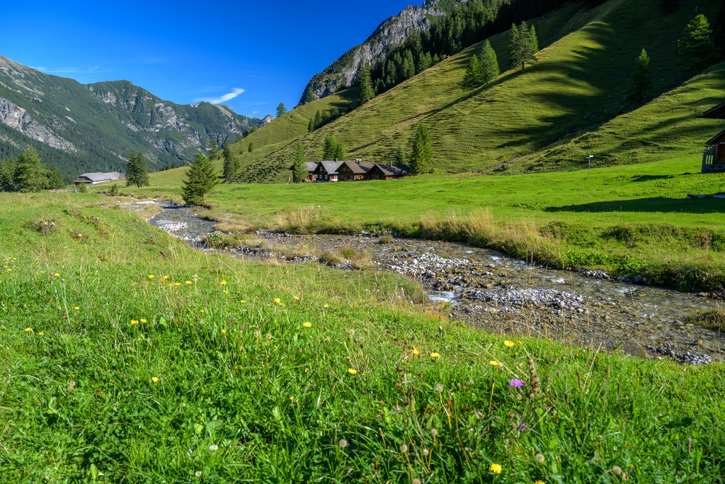 oesterreich-2022-191 | Als Nenzinger Himmel wird eine Alpe und Feriensiedlung im Gamperdonatal bei Nenzing im österreichischen Bundesland Vorarlberg bezeichnet. - Realisiert mit Pictrs.com
