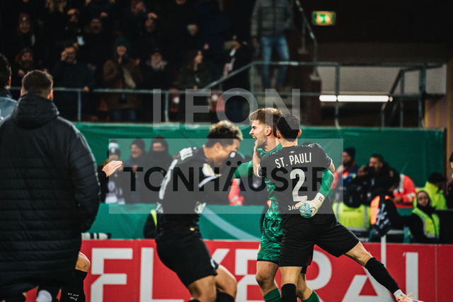 DFB-Pokal: St. Pauli vs. TSG Hoffenheim, 28.10.2025 | HAMBURG, GERMANY - OCTOBER 28: celebration, win for st. Pauli  during the DFB-Pokal match between DFB-Pokal: St. Pauli vs. TSG Hoffenheim at Millerntor-Stadion on round 2 of the DFB-Pokal on October 28, 2025 in Hamburg, Germany. DFL REGULATIONS PROHIBIT ANY USE OF PHOTOGRAPHS AS IMAGE SEQUENCES AND/OR QUASI-VIDEO. - Realisiert mit Pictrs.com