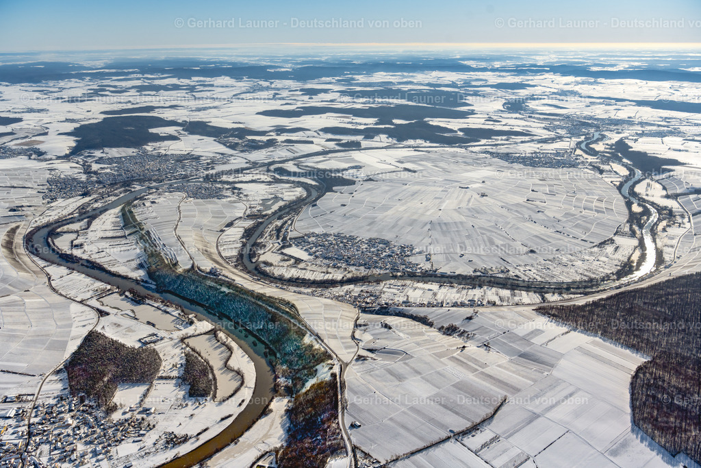 4043356 | NORDHEIM AM MAIN 13.02.2021 Winterlich schneebedeckte Kurvenförmige Mäander - Schleife der Uferbereiche am Main - Flussverlauf in Nordheim am Main im Bundesland Bayern, Deutschland. // Wintry snowy curved loop of the riparian zones on the course of the river Main in Nordheim am Main in the state Bavaria, Germany. Foto: Gerhard Launer