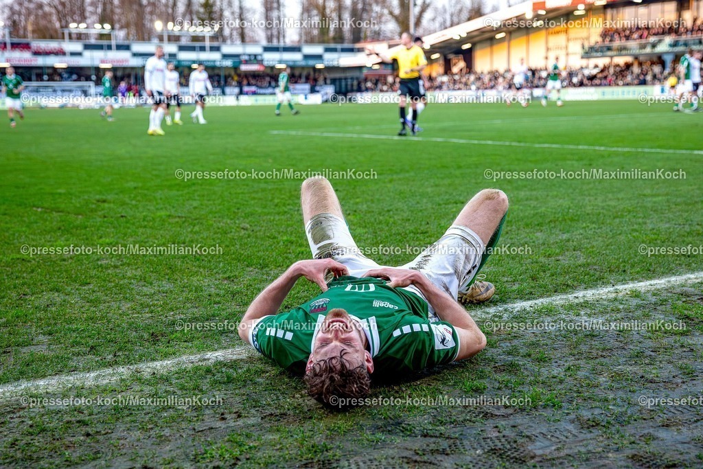 xKWIx15032601082 | 15.03.2026, xKWIx, Fußball, 3. Liga, Herren, Saison 2025 / 2026, Spieltag 29, SC Verl - 1. FC Schweinfurt 05, SPORTCLUB Arena: Schweinfurter liegt erschöpft, enttäuscht, fertig, müde,  traurig auf dem BodenxKamilxWilkowskixPressefotoKochx 