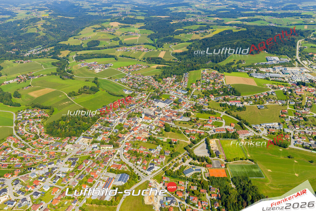 Luftaufnahme von  Hutthurm - Die Luftaufnahme wurde 2025 vom UL-Flugzeug heraus erstellt ( keine Drohne ) - Hochauflösende Luftaufnahme - für professionelle Ausdrucke geeignet. Die Geschenkidee !Mit Lizenz und Bildrechte bestellbar