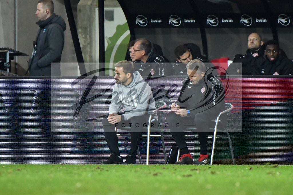 20200214_SCPFWK_0055 | Fussball, Herren: Trainer Michael Schiele (FC Wuerzburger Kickers) und Co-Trainer Rainer Zietsch (FC Wuerzburger Kickers) schauen waehrend des Spiels der 3. Liga zwischen SC Preussen Muenster und FC Wuerzburger Kickers im Preussenstadion am 14.02.2020 in Muenster, Deutschland.DFB / DFL REGULATIONS PROHIBIT ANY USE OF PHOTOGRAPHS AS IMAGE SEQUENCES AND/OR QUASI-VIDEO. - Realisiert mit Pictrs.com