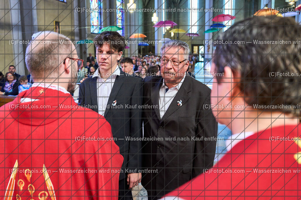 ALP1090_PfarrFirmung Wieselburg_Firmvorgang | (C)FotoLois.com, Alois Spandl, Firmung in der Pfarrkirche Wieselburg mit Generalvikar Dr. Christoph Weiss, Dechant Pfarrer Daniel Kostrzycki und Monignore Franz Dammerer, Sa 15. Juni 2024.