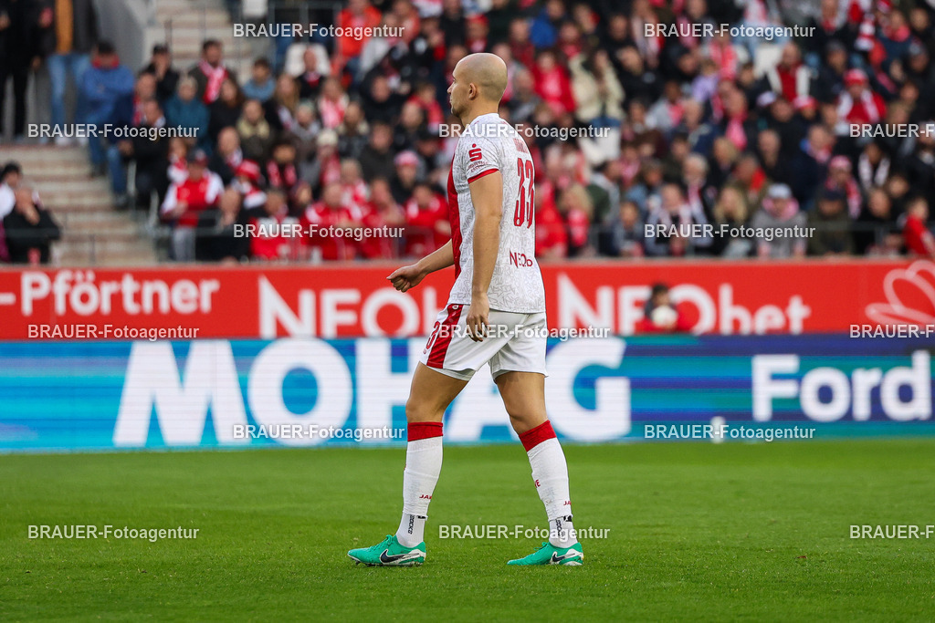 Rot-Weiss Essen - 1.Fc Schweinfurt | Essen, Deutschland, 02.11.2025 Tobias Kraulich  (Rot-Weiss Essen) schaut während des 3.Liga Spiels zwischen  Rot-Weiss Essen und 1.Fc Schweinfurt am 02.11.2025 im Stadion an der Hafenstraße in Essen. (Foto von Timo Bluhmki-Schmidt/Brauer Fotoagentur