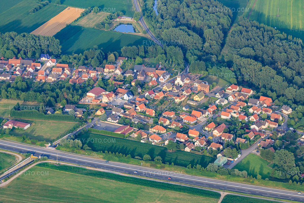 Aerial view: View of the town from the west in Kesseldorf in the state Bas-Rhin, France. – Photo: IMG_30604.jpg taken on 07/09/2010 by Werner Riehm/FLY-FOTO.com – Resolution of the original: 4752 x 3168 px
