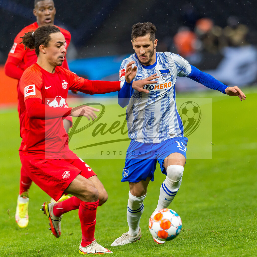 BSCRBL20220220_051 | Fussball, Herren: Yussuf Poulsen (RB Leipzig) und Stevan Jovetic (Hertha BSC) im Zweikampf bei dem Spiel der 1. Bundesliga zwischen Hertha BSC und RB Leipzig im Olypiastadion am 20.02.2022 in Berlin, Deutschland.DFB / DFL REGULATIONS PROHIBIT ANY USE OF PHOTOGRAPHS AS IMAGE SEQUENCES AND/OR QUASI-VIDEO. - Realisiert mit Pictrs.com